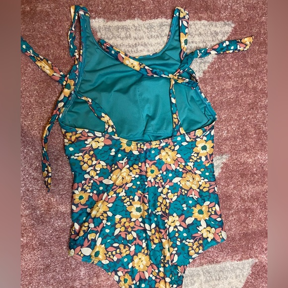 Girls O’Neill Swim (size L) - Picture 2 of 3